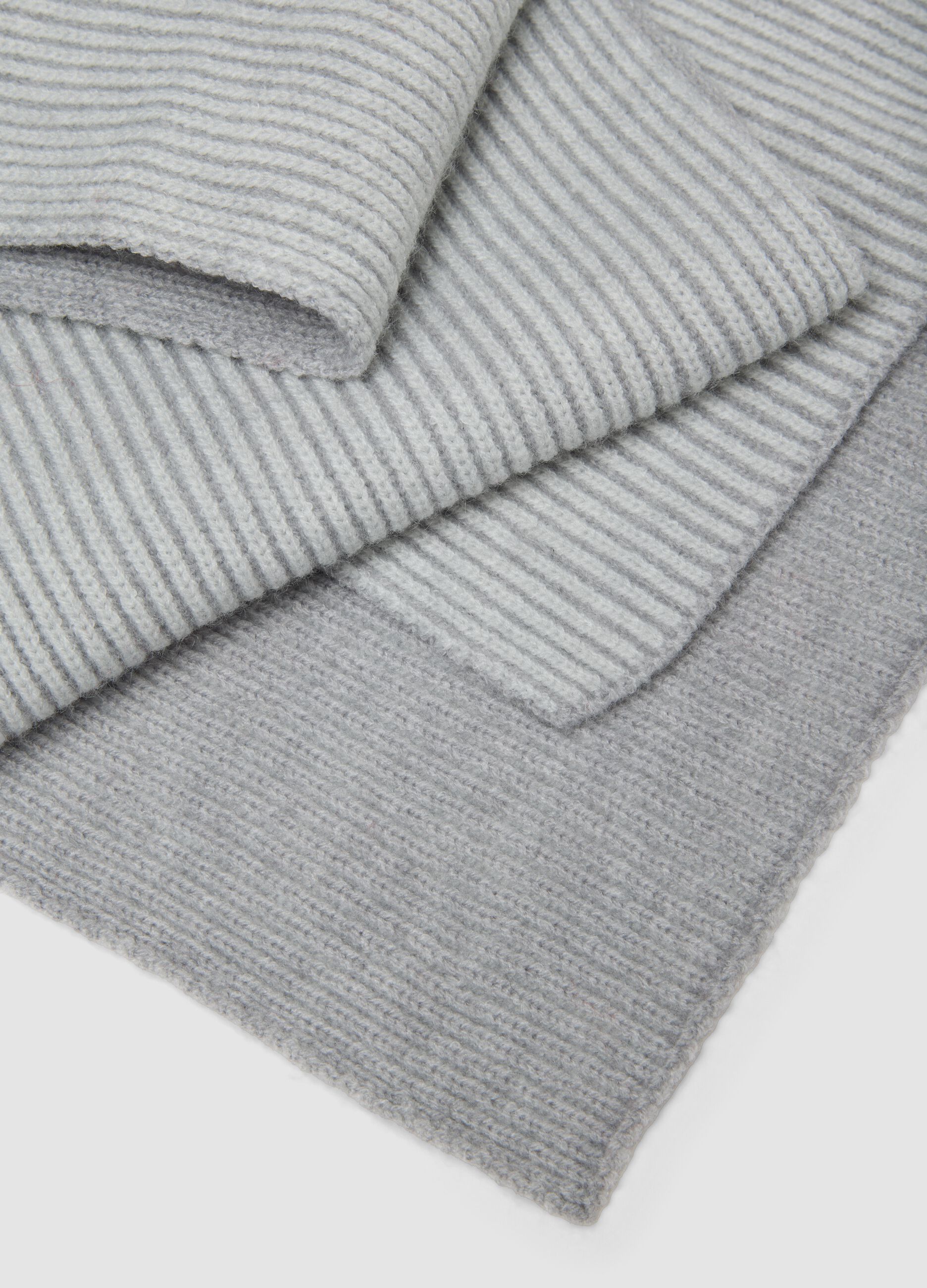 Light grey ribbed knitted scarf