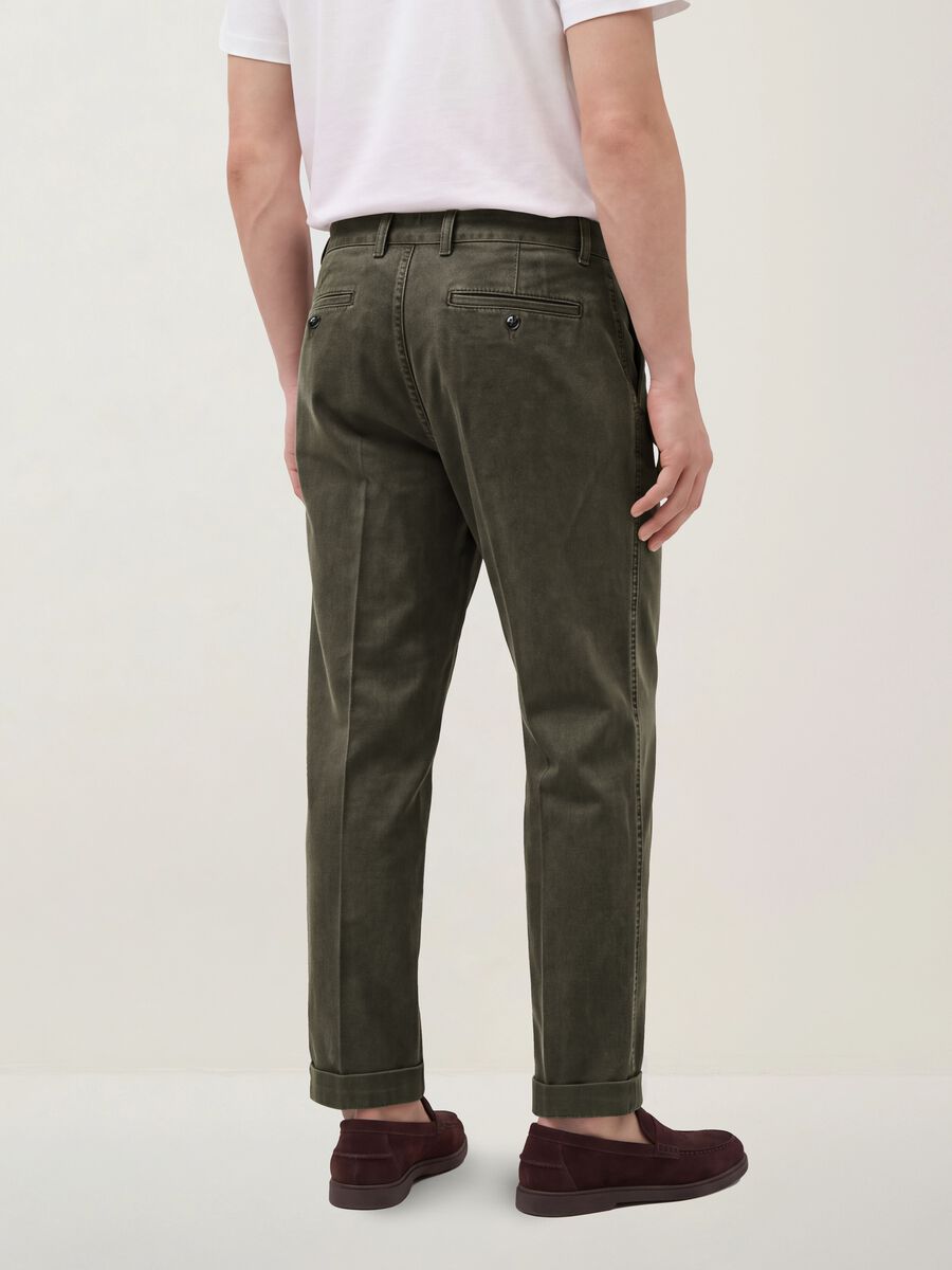 Green pure cotton carrot-fit chino trousers_4