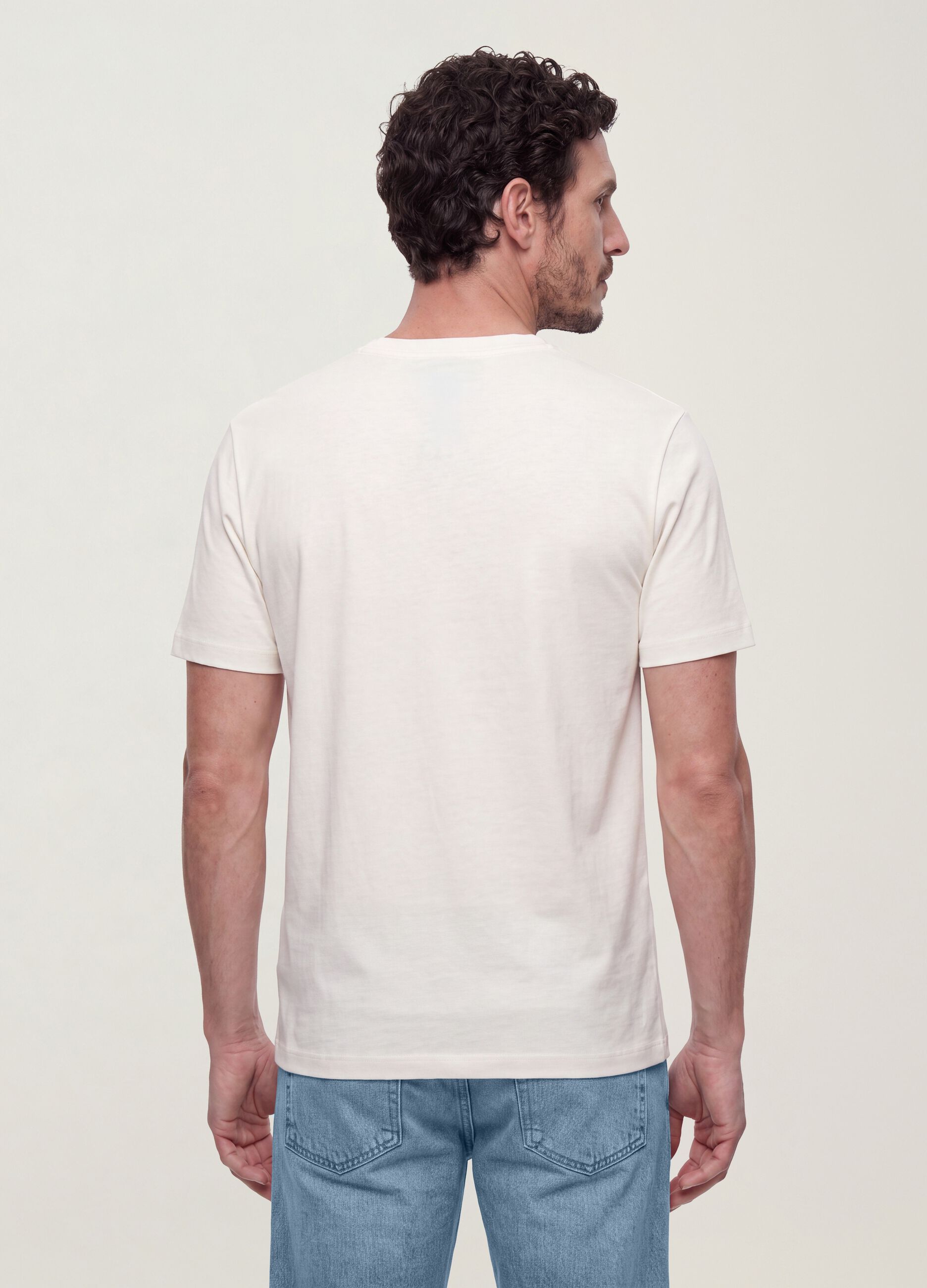 تي شيرت The Iconic Tee أبيض من قطن خالص بأكمام قصيرة وقصّة عادية