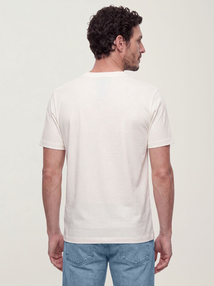 تي شيرت The Iconic Tee أبيض من قطن خالص بأكمام قصيرة وقصّة عادية_3