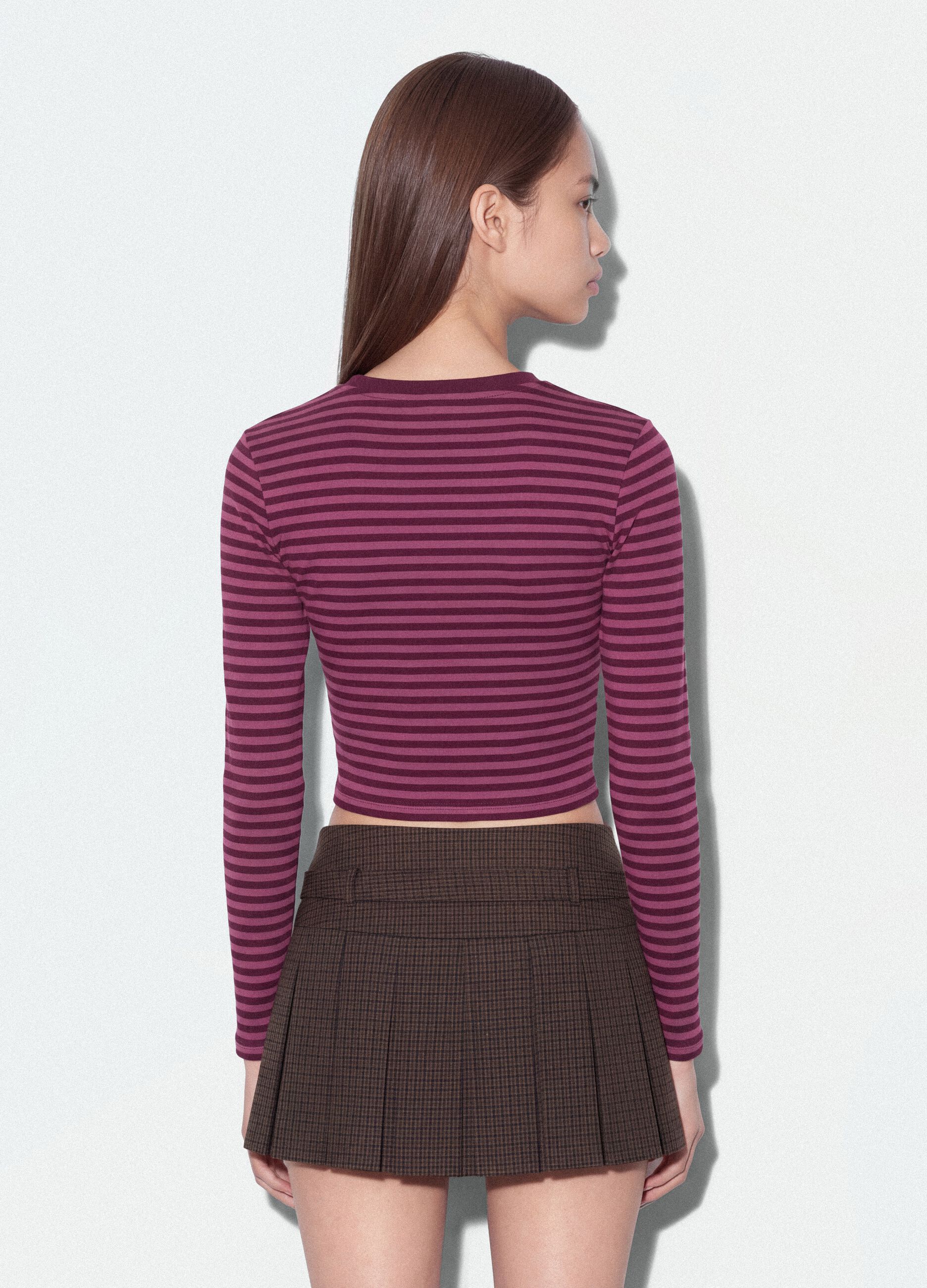 T-shirt viola in puro cotone a righe con girocollo