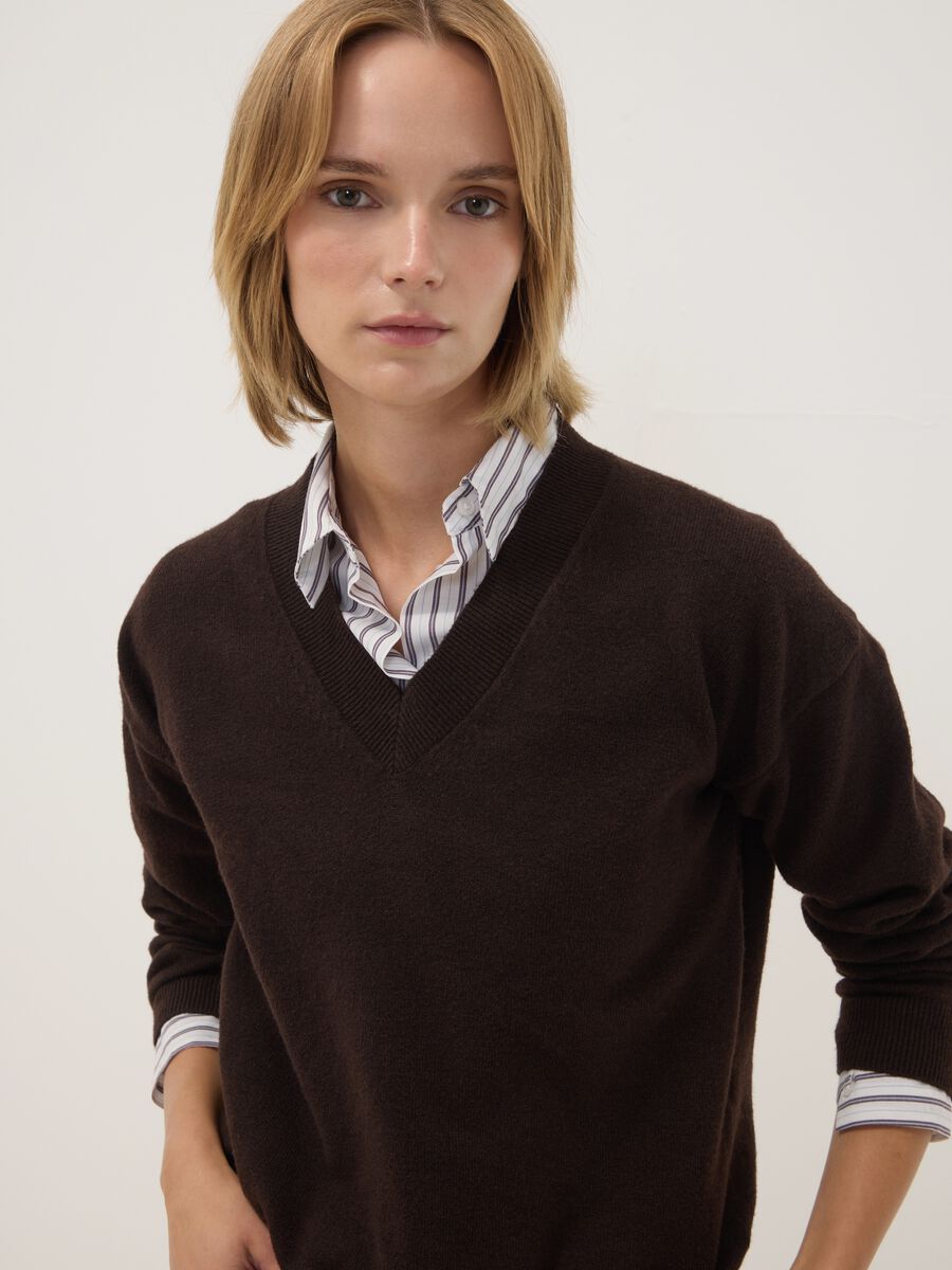 Brown stretch wool jumper with deep V-neck, regular fit_1