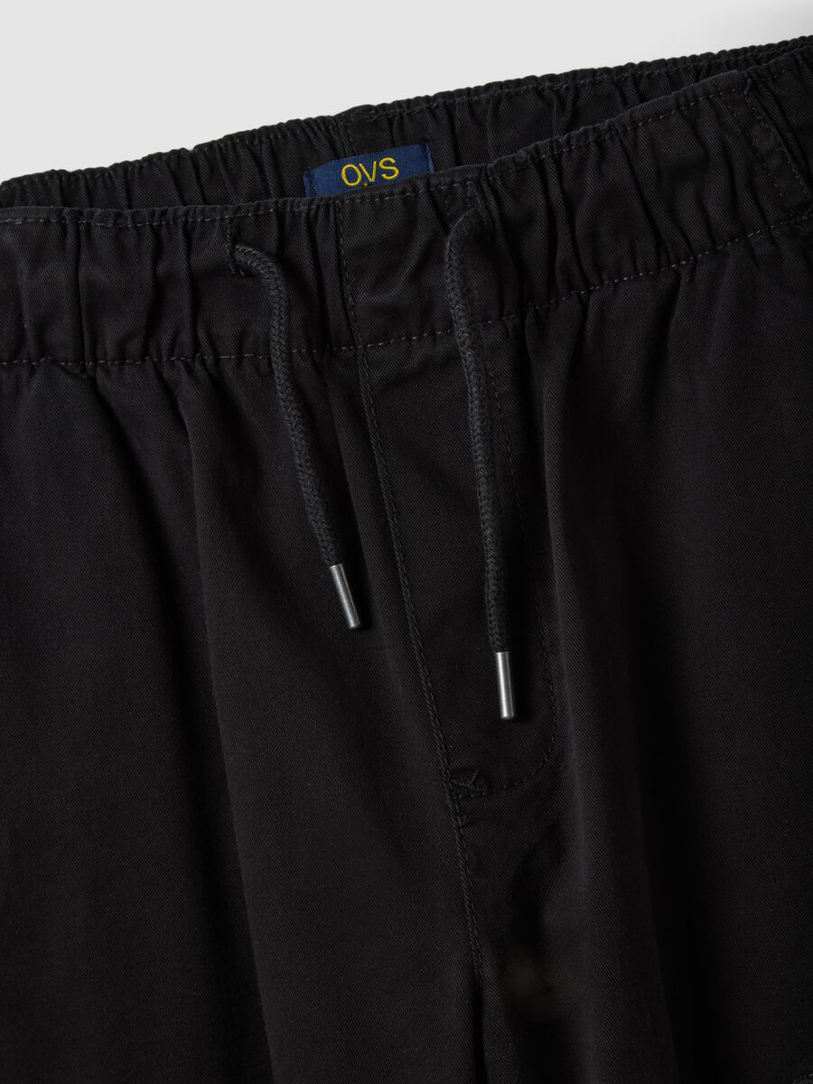 Jogger cargo neri in cotone elasticizzato_1