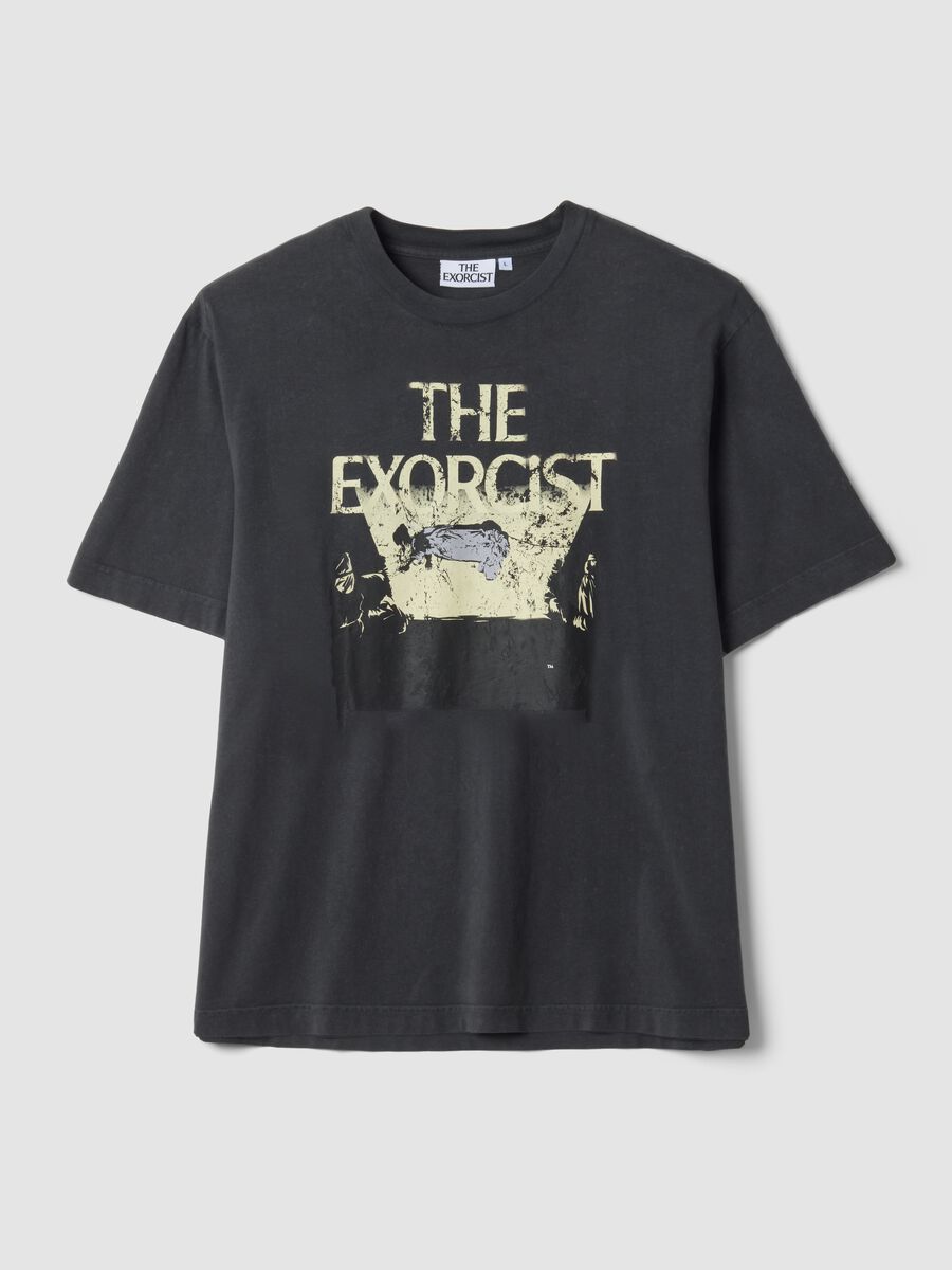 تيشيرت رمادي قصير من قطن خالص بطباعة "The Exorcist" بقصة عادية_0