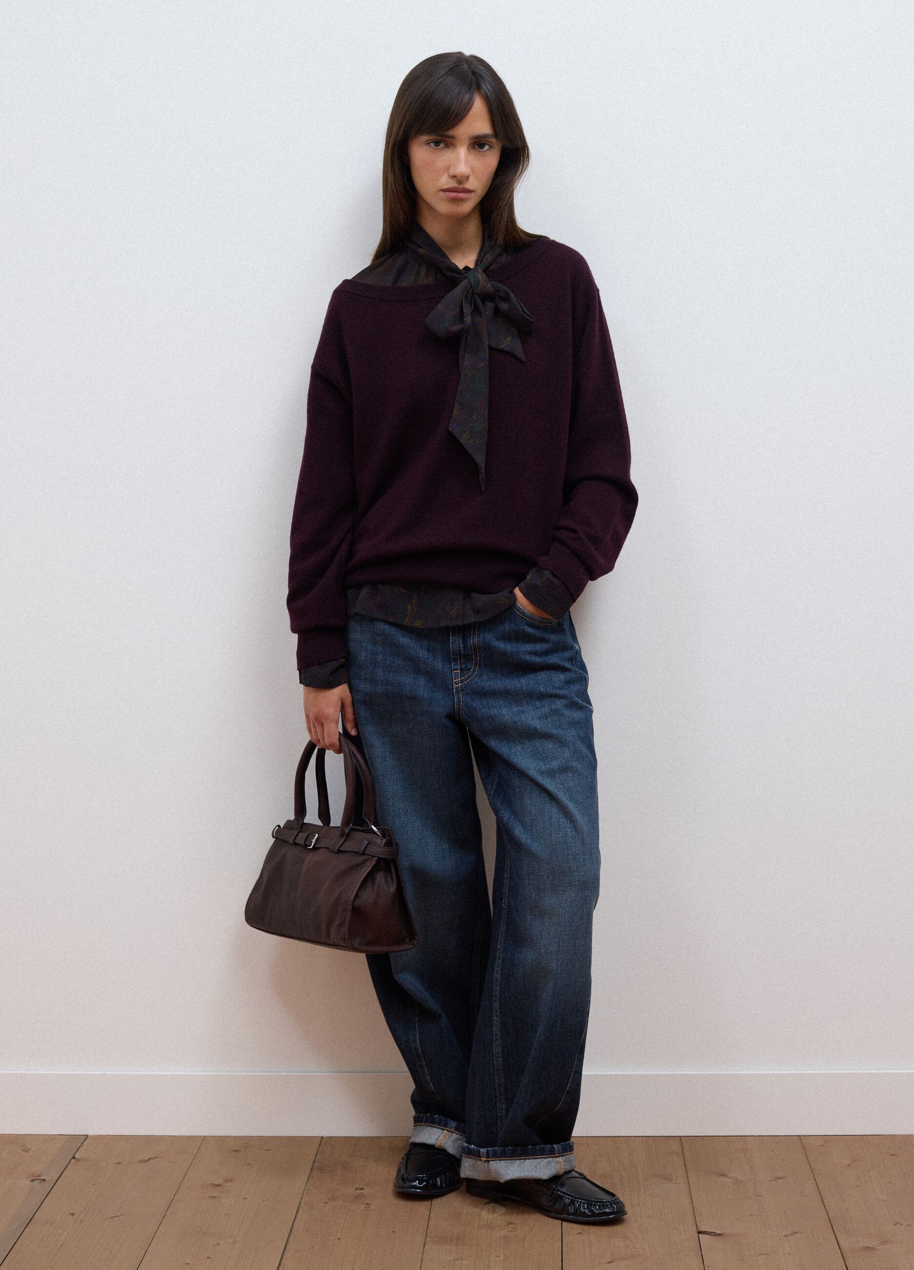Maglia viola in pura lana con scollo a barchetta