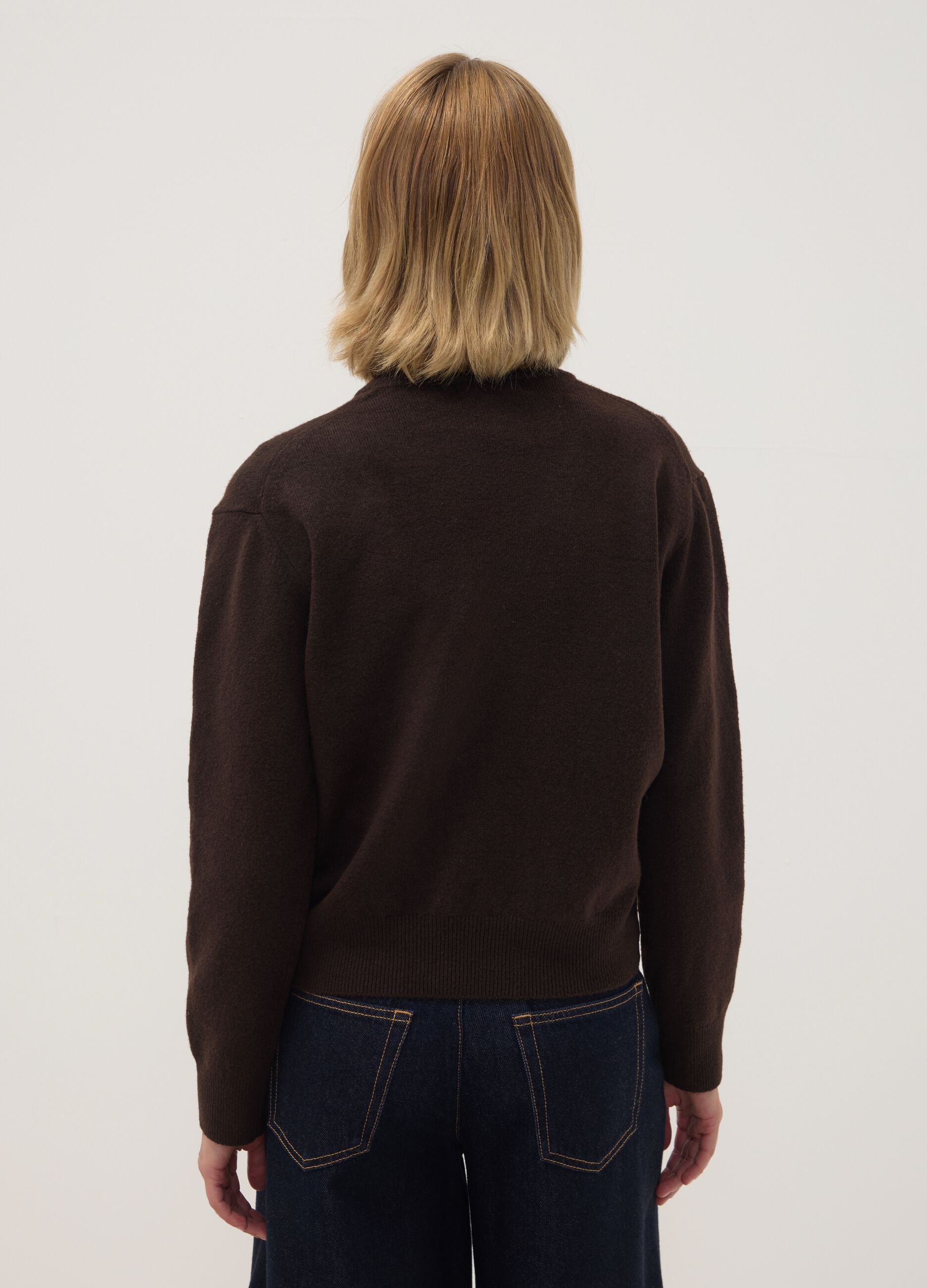 Maglia marrone in lana elasticizzata a girocollo
