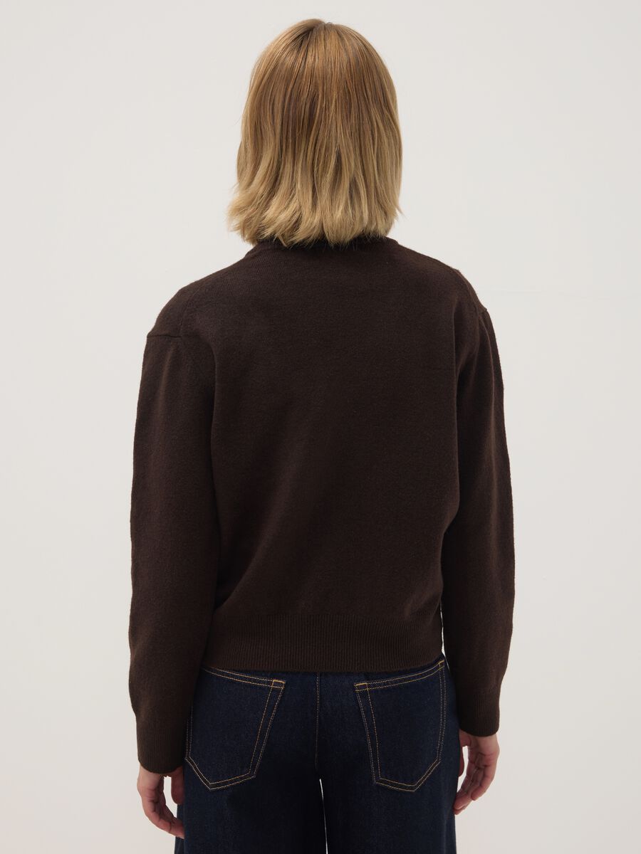Maglia marrone in lana elasticizzata a girocollo_3