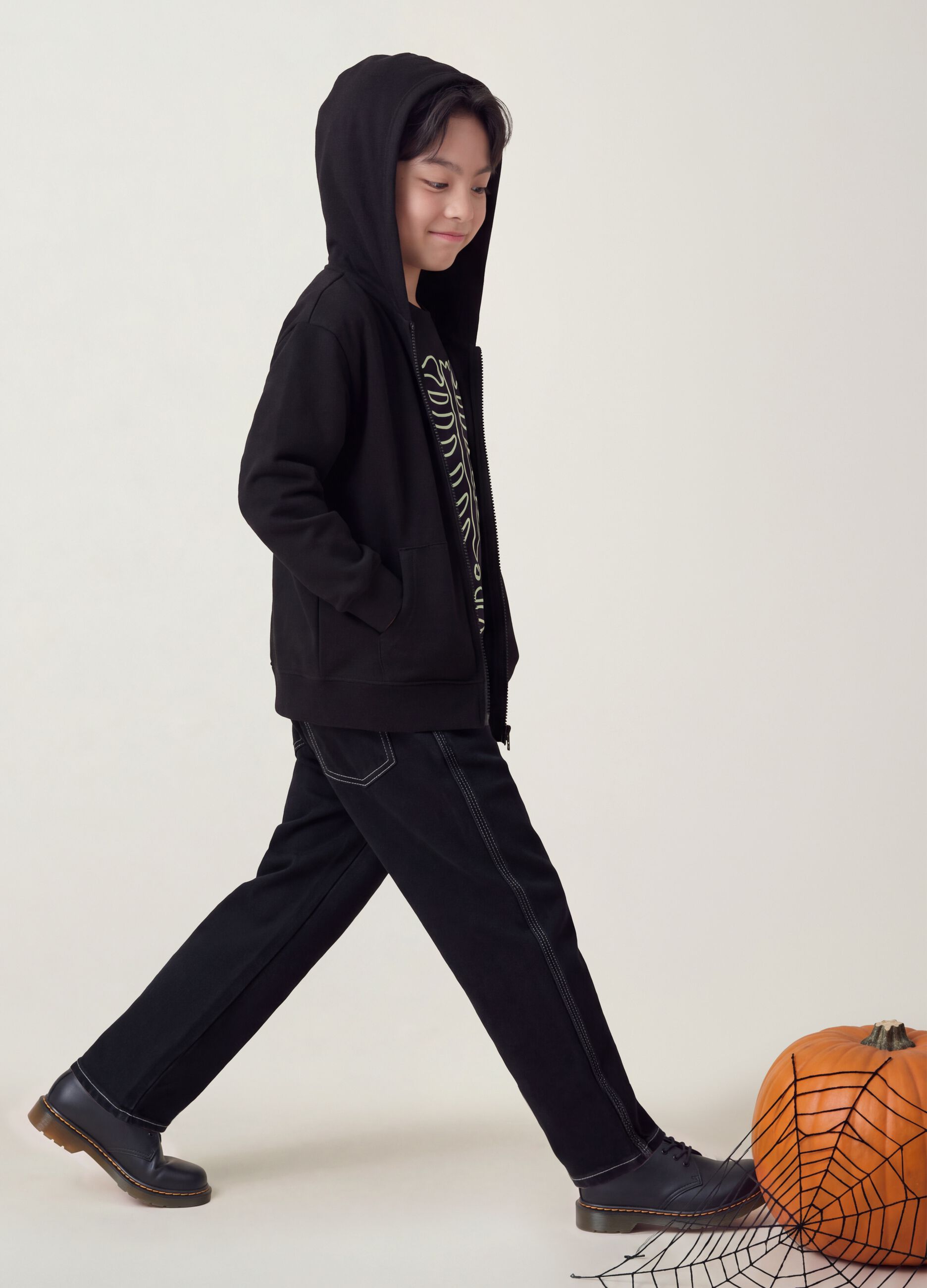 Jogger nero in misto cotone e viscosa con vita elasticizzata per bambino