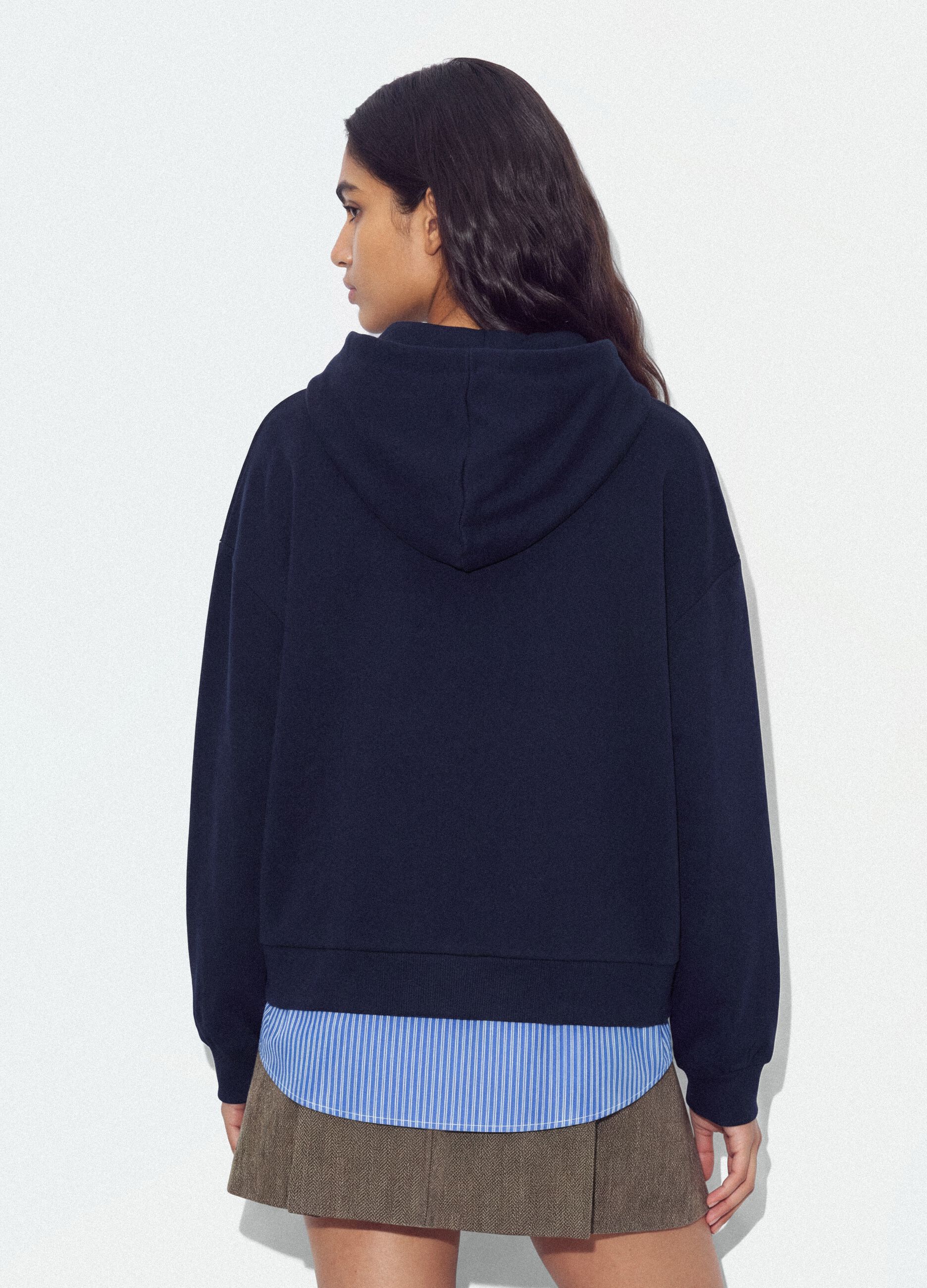 Felpa blu in misto cotone con cappuccio e finta camicia