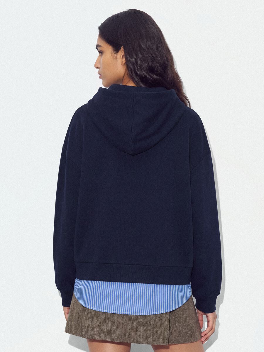Felpa blu in misto cotone con cappuccio e finta camicia_3