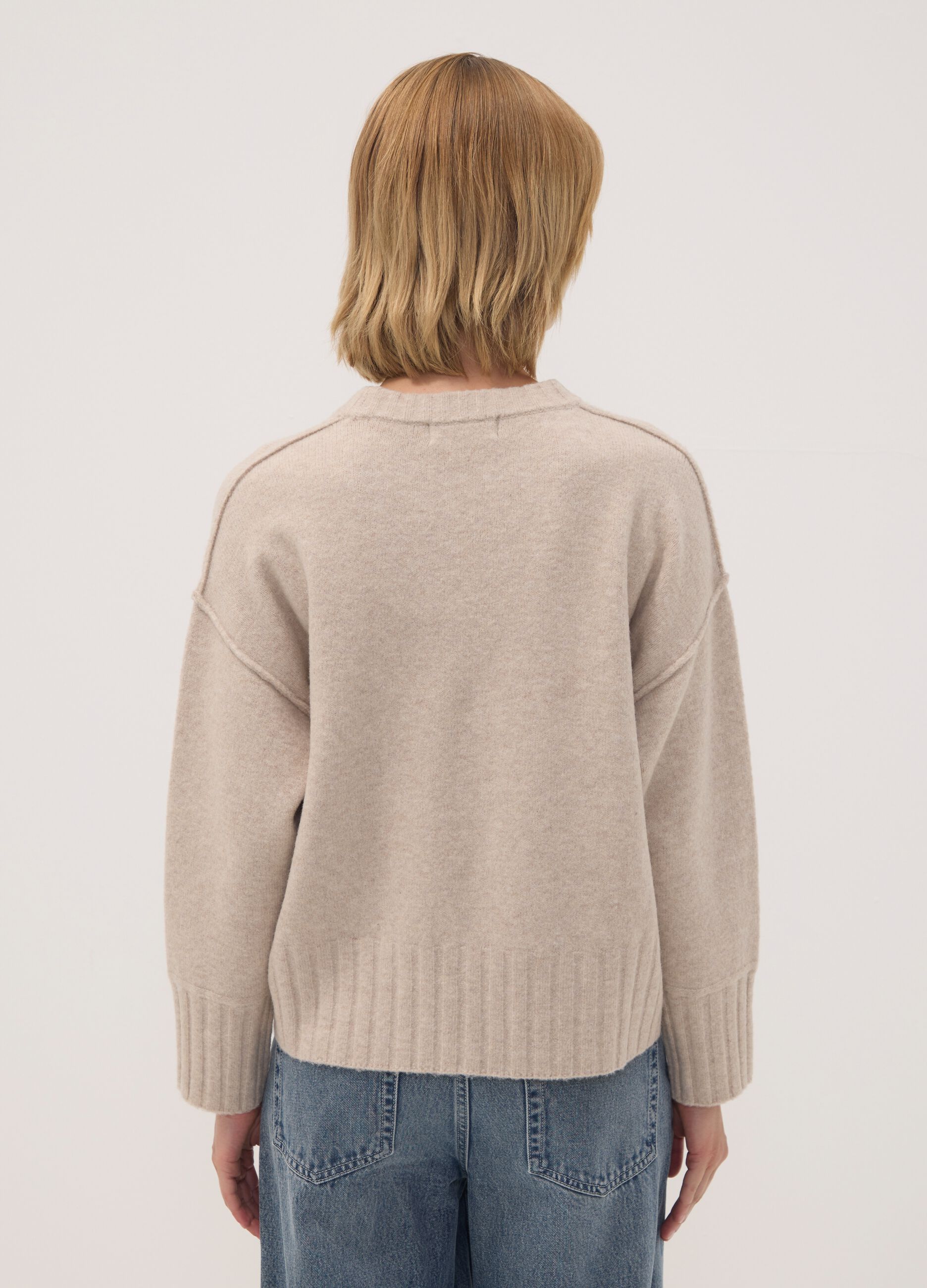 Maglione beige in tessuto elasticizzato girocollo