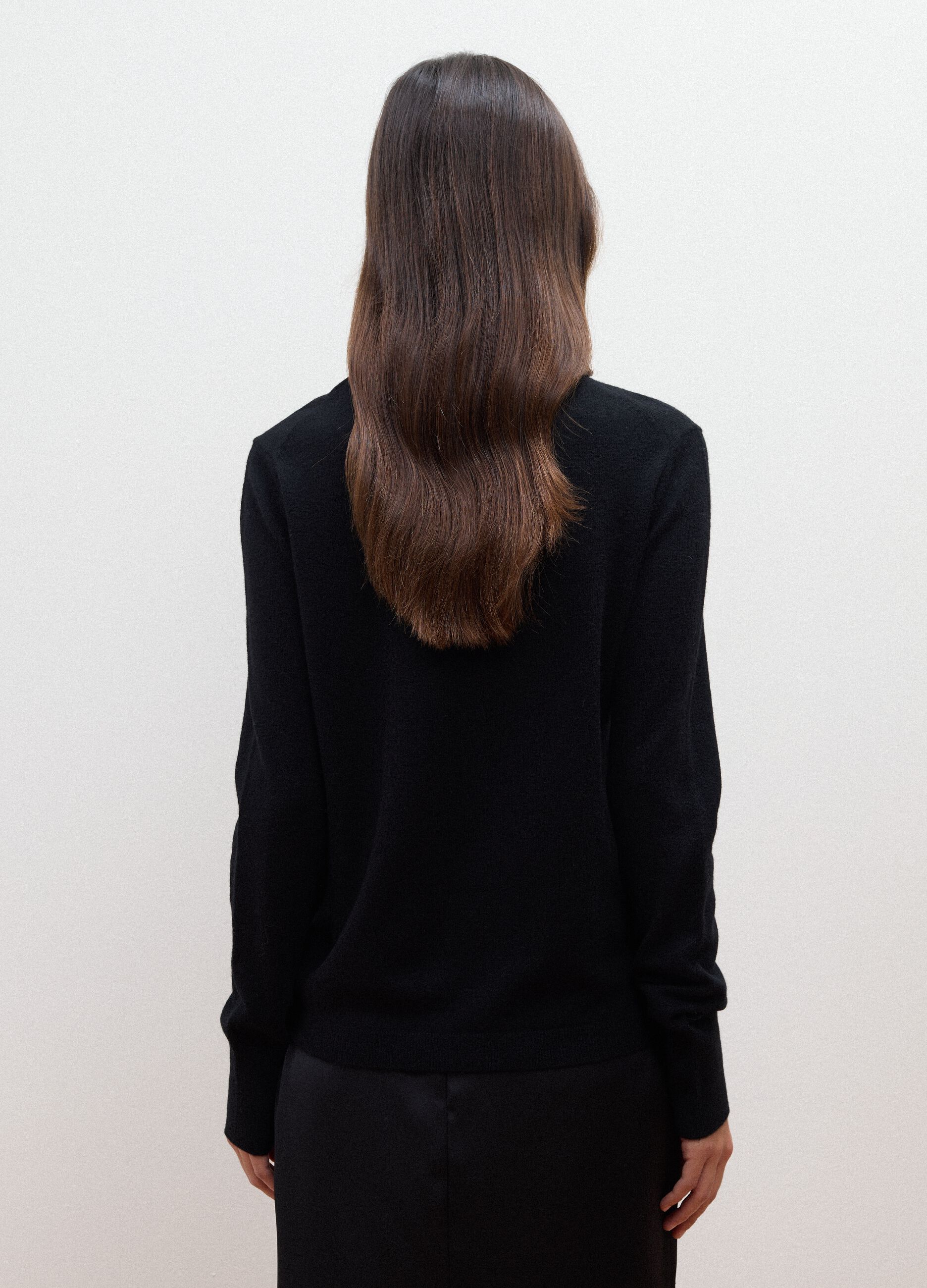 Maglia nera in pura lana con dolcevita regular fit