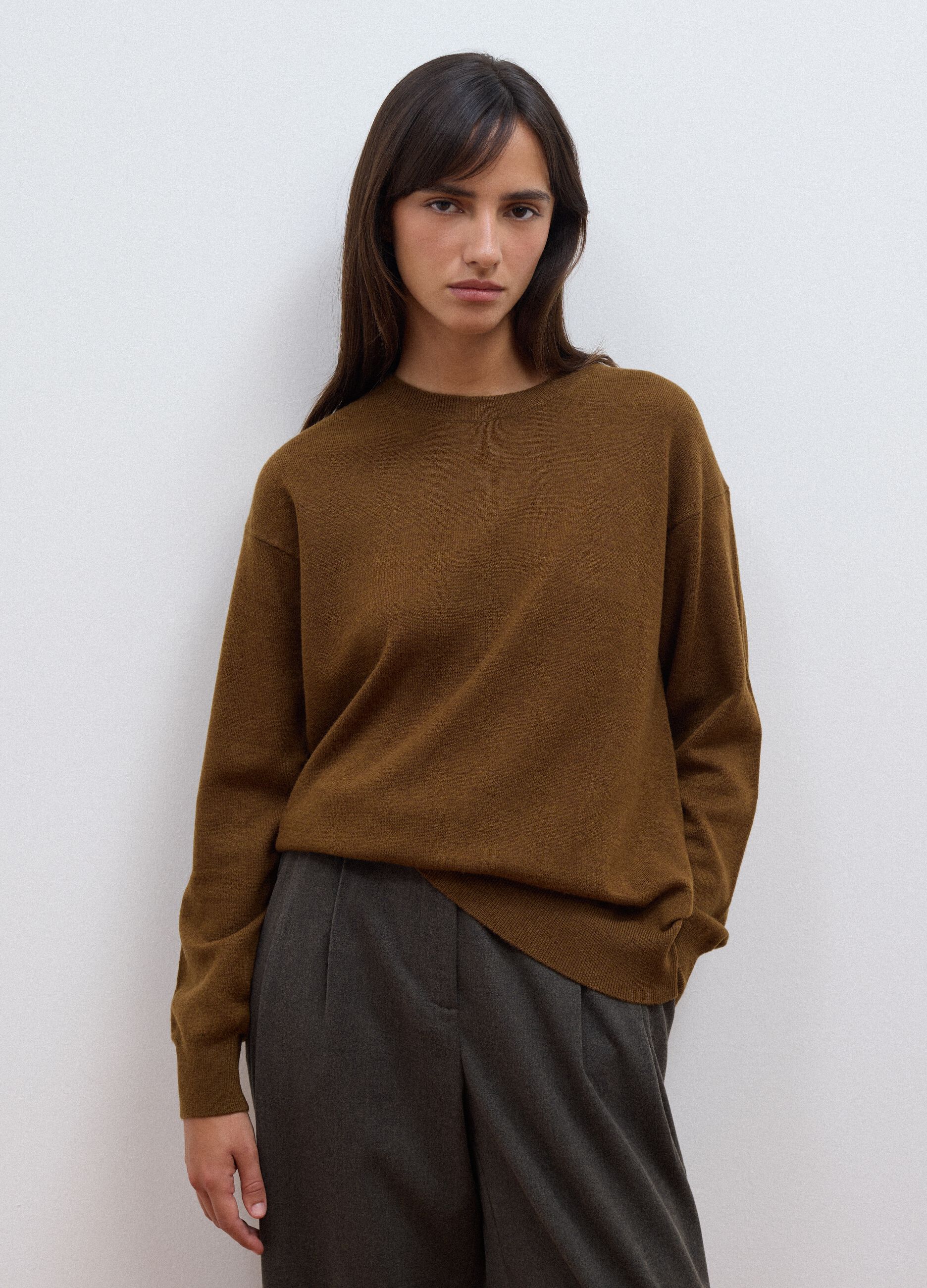 Maglia marrone in pura lana a girocollo over fit