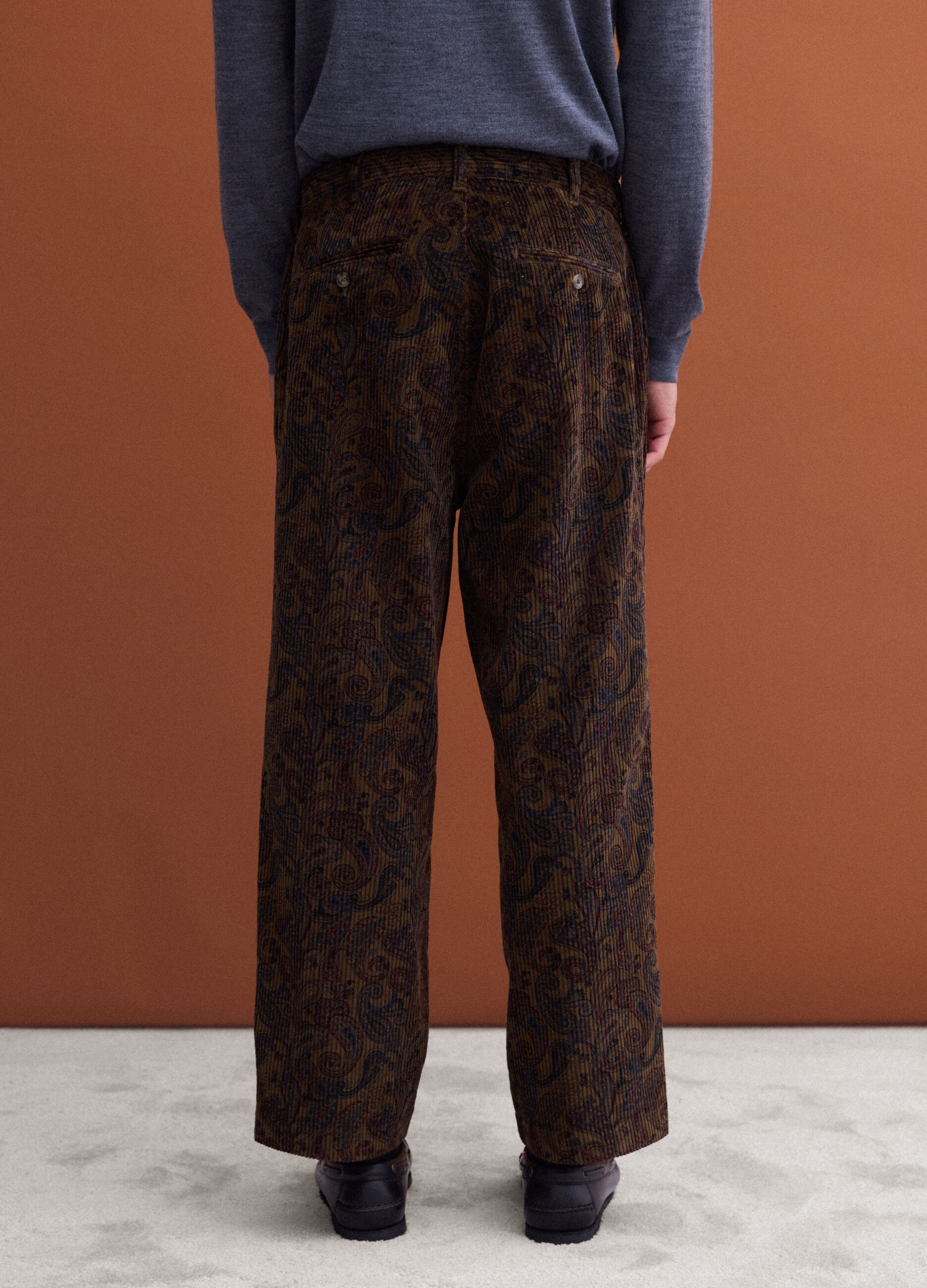 Pantaloni chino marroni in puro cotone con stampa paisley baggy fit