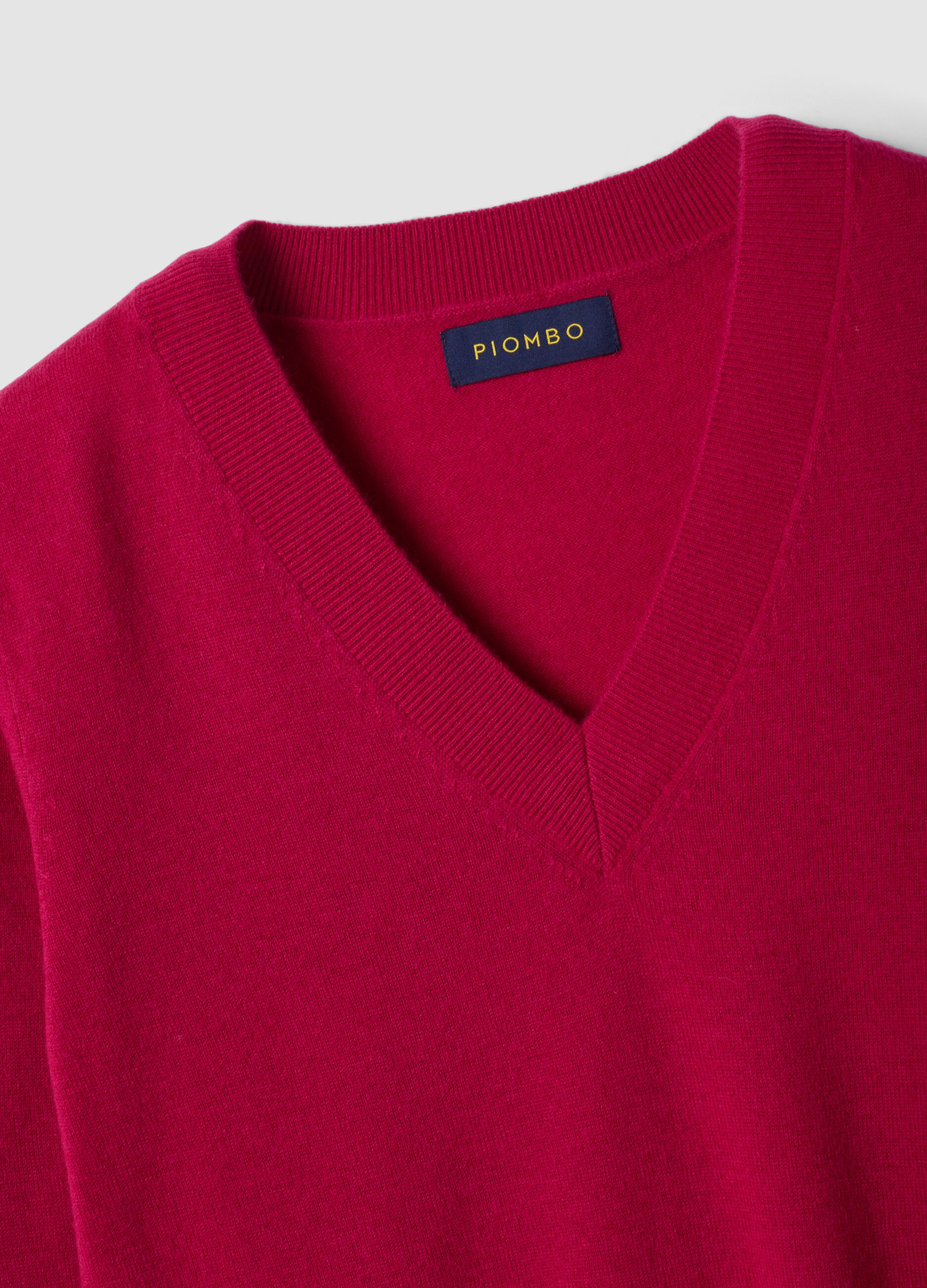 Maglia rossa in pura lana con scollo profondo a V