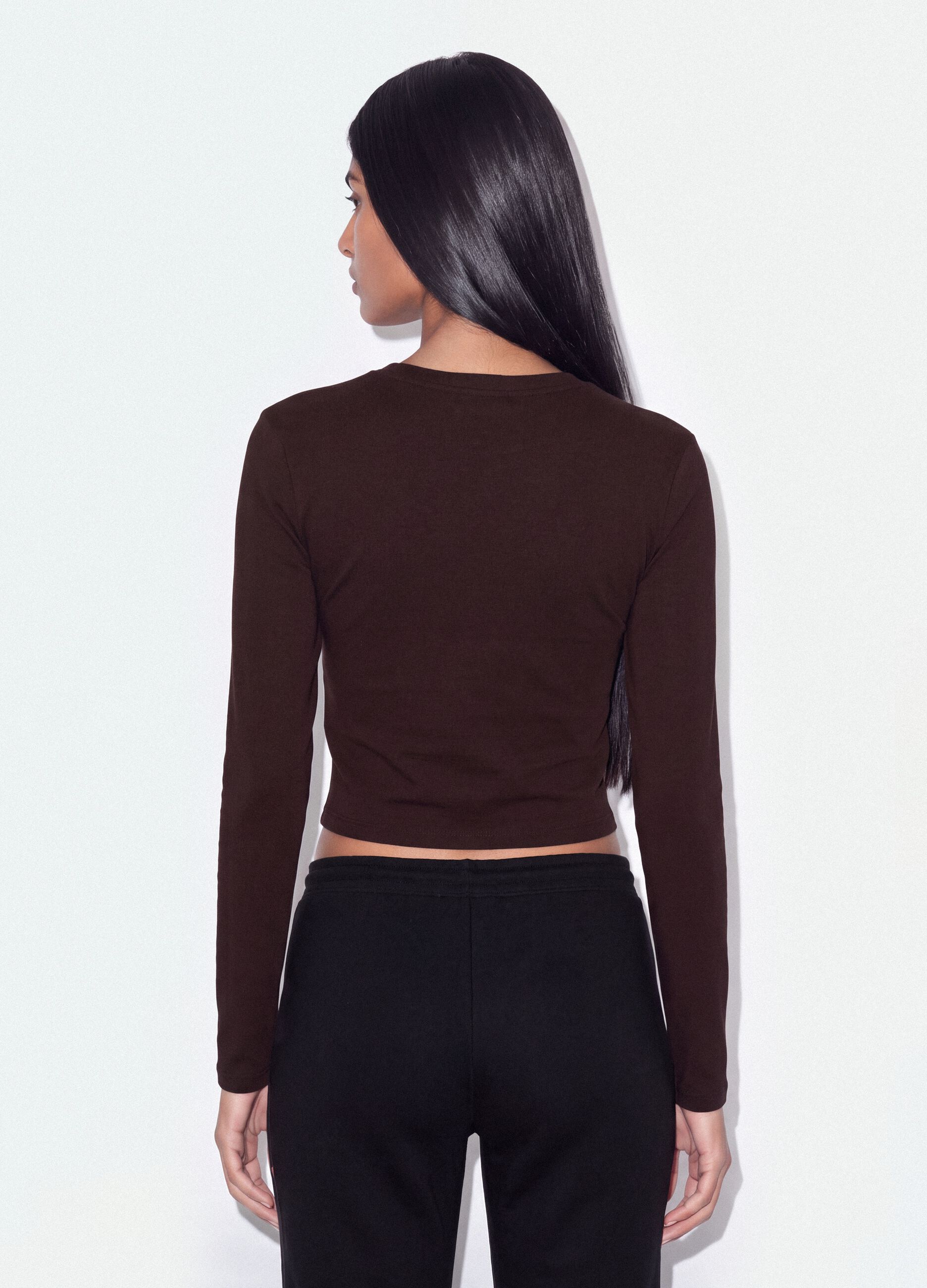 T-shirt marrone in puro cotone con lettering sul petto