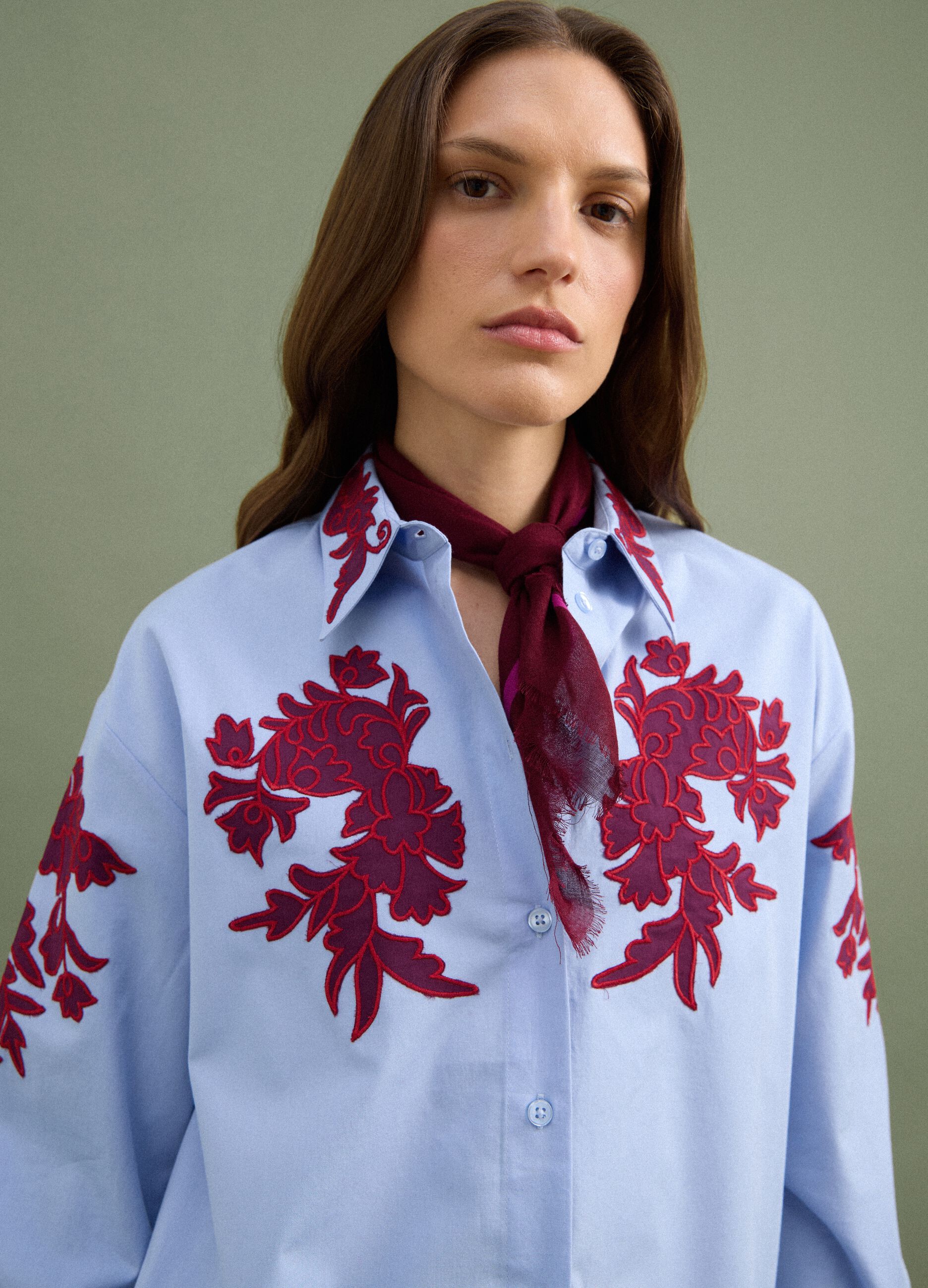 Camicia azzurra in popeline di puro cotone con ricami floreali regular fit