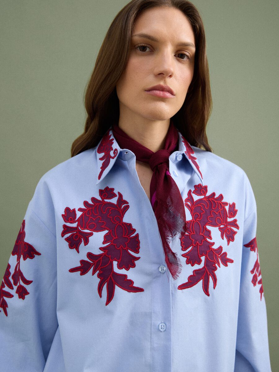 Camicia azzurra in popeline di puro cotone con ricami floreali regular fit_0